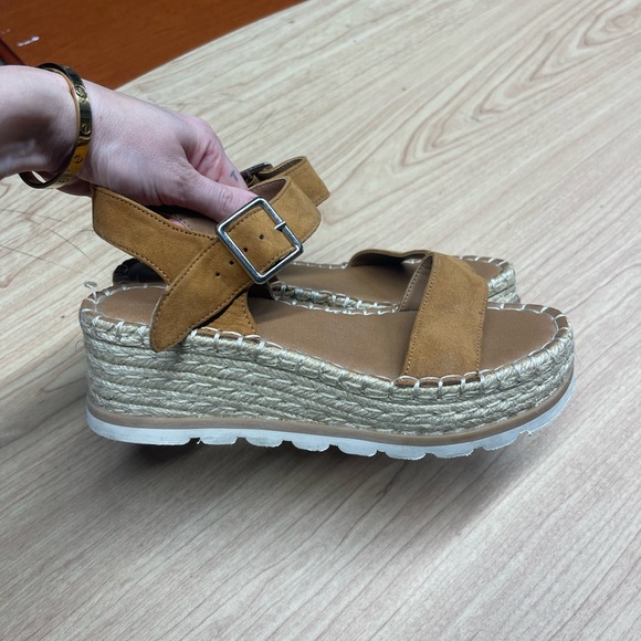 Target Universal Thread Platform Sandals - Picture 1 of 2